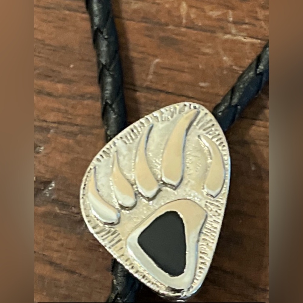 Vtg Signed S.S.I. Silver tone bear paw bolo tie black leather Native western
